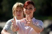 Charlotte (Brittany Byrnes) ist stolz auf ihre verschiedenen Superkräfte und führt sie Lewis (Angus McLaren) vor. Sie hat alle drei Fähigkeiten der anderen Meerjungfrauen. Charlotte (Brittany Byrnes) ist stolz auf ihre verschiedenen Superkräfte und führt sie Lewis (Angus McLaren) vor. Sie hat alle drei Fähigkeiten der anderen Meerjungfrauen.
