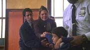 Mrs Barrera (Sara Ramirez) und Mr. Barrera (Robert Montano, l.) sind erschüttert: Ihr Sohn Elias (Nicolas Marti Salgado) hat eine Mitschülerin erschossen. Der Justizbeamter (Darsteller unbekannt) nimmt den Jungen fest. Mrs Barrera (Sara Ramirez) und Mr. Barrera (Robert Montano, l.) sind erschüttert: Ihr Sohn Elias (Nicolas Marti Salgado) hat eine Mitschülerin erschossen. Der Justizbeamter (Darsteller unbekannt) nimmt den Jungen fest.