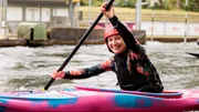 Marina paddelt auf dem Kanuslalom-Kanal in Augsburg. Marina paddelt auf dem Kanuslalom-Kanal in Augsburg.