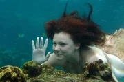 Charlotte (Brittany Byrnes) winkt der ahnungslosen Cleo unter Wasser zu. Seit dem letzten Vollmond ist sie ebenfalls eine Meerjungfrau. Charlotte (Brittany Byrnes) winkt der ahnungslosen Cleo unter Wasser zu. Seit dem letzten Vollmond ist sie ebenfalls eine Meerjungfrau.