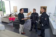 Paul D&auml;nning (Jens M&uuml;nchow, M.) und Piet Wellbrook (Peter Fieseler, r.) &uuml;berpr&uuml;fen Falk Lohmann (Albrecht Ganskopf, l.). Er bestreitet vehement, eine Joggerin angeschossen zu haben.