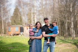 Steffen und Julia Lorenz leben mit ihren Kindern Noah und Luca auf ihrem Campingplatz "Anderswo Camp" im Bayerischen Wald, Finsterau/ Mauth and der tschechischen Grenze.