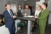 Gerner (Wolfgang Bahro, l.) fragt sich, wie lange Zoes Tod ihn noch verfolgt. Von links: Jo Gerner (Wolfgang Bahro), Matilda (Anna-Katharina Fecher), Julian (Onno Buß), Johanna (Charlott Reschke), Katrin (Ulrike Frank) Gerner (Wolfgang Bahro, l.) fragt sich, wie lange Zoes Tod ihn noch verfolgt. Von links: Jo Gerner (Wolfgang Bahro), Matilda (Anna-Katharina Fecher), Julian (Onno Buß), Johanna (Charlott Reschke), Katrin (Ulrike Frank)