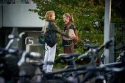 Die Freundinnen Isabell Lauterbach (Anna-Lena Schwing, r.) und Ella Wittmer (Charlotte Krause, l.) vertragen sich nach einem Streit miteinander. Die Freundinnen Isabell Lauterbach (Anna-Lena Schwing, r.) und Ella Wittmer (Charlotte Krause, l.) vertragen sich nach einem Streit miteinander.