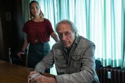 Volker Schnee (Reiner Sch&ouml;ne) war vor langer Zeit mit Ekkis Mutter zusammen und ist der leibliche Vater von Ekkis Halbbruder. Er betreibt eine alteingesessene Bar, in welcher die K&uuml;chenhilfe Silvia (Judith Jakob) arbeitet.