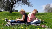 Annika und Hanna sind beste Freundinnen. Annika und Hanna sind beste Freundinnen.