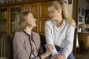 Die demente Hanni Haffner (Gudrun Gundelach, l.) und ihre Gro&szlig;nichte Vanessa Balders (Jasmin Schwiers, r.) f&uuml;hlen sich einander verbunden dennoch gibt es innerhalb der Familie gro&szlig;e Konflikte.