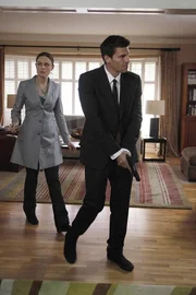 Brennan (Emily Deschanel) und Booth (David Boreanaz) durchsuchen vorsichtig das Haus des Opfers.