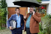 Um die weitere Ermittlungsarbeit voranzutreiben, müssen sich die Kommissare Hansen (Igor Jeftic, l.) und Stadler (Dieter Fischer, r.) mit den Akten des Opfers befassen. Um die weitere Ermittlungsarbeit voranzutreiben, müssen sich die Kommissare Hansen (Igor Jeftic, l.) und Stadler (Dieter Fischer, r.) mit den Akten des Opfers befassen.