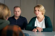 Marie Brand (Mariele Millowitsch, r.) und Jürgen Simmel (Hinnerk Schönemann, M.) befragen Jan Frehse (Ludger Bökelmann, l.) zu seiner dealenden Tätigkeit. Marie Brand (Mariele Millowitsch, r.) und Jürgen Simmel (Hinnerk Schönemann, M.) befragen Jan Frehse (Ludger Bökelmann, l.) zu seiner dealenden Tätigkeit.