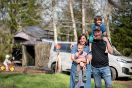 Steffen und Julia Lorenz leben mit ihren Kindern Noah und Luca auf ihrem Campingplatz "Anderswo Camp" im Bayerischen Wald, Finsterau/Mauth and der tschechischen Grenze.