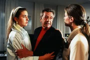 Berthold Sanwaldt (G&uuml;nter Mack, M.) f&auml;llt der Abschied alles andere als leicht. Doch Sylvie (Julia Dahmen, l.) und Anna (Ursula Buschhorn, r.) machen ihm Mut.