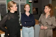Toni (Olivia Marei, M.) fragt sich, ob sie eine Mitschuld am Scheitern ihrer Ehe hat. Links Jessica (Nina Ensmann), rechts Nina (Maria Wedig) Toni (Olivia Marei, M.) fragt sich, ob sie eine Mitschuld am Scheitern ihrer Ehe hat. Links Jessica (Nina Ensmann), rechts Nina (Maria Wedig)