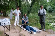 Tod im Neckar: Als die Leiche des Ex-H&auml;ftlings Simon Strasser (Komparse) am Neckarufer angesp&uuml;lt wird, ist schnell klar, dass der Fundort nicht als Tatort in Frage kommt. K&ouml;nnen der Rechtsmediziner Dr. Benedikt F&ouml;rster (Florian W&uuml;nsche, 3.v.l.), Kriminalhauptkommissar Jo Stoll (Peter Ketnath, 2.v.r.) und KTU-Leiter Jan Arnaud (Mike Zaka Sommerfeldt, r.) das R&auml;tsel um die Herkunft des Toten l&ouml;sen?