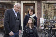 Wilsberg (Leonard Lansink) glaubt im Gegensatz zu Anna Springer (Rita Russek, hinter) an Mord. Auch Springers Patenkind Merle (Janina Fautz) ist an den laufenden Ermittlungen interessiert.