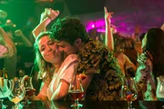 Micki (Caroline Maria Frier) feiert mit ihrem Ex-Freund Paul (Bastian von Bömches). Micki (Caroline Maria Frier) feiert mit ihrem Ex-Freund Paul (Bastian von Bömches).