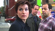 Detective Stabler (Chris Meloni, M.), Detective Benson (Mariska Hargitay) und Zeitungstandbesitzer (Darsteller unbekannt). Detective Stabler (Chris Meloni, M.), Detective Benson (Mariska Hargitay) und Zeitungstandbesitzer (Darsteller unbekannt).