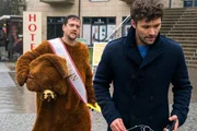 Alex (Aleksander Radenkovic, r.) ist geschockt, als er auf der Straße den Mörder seiner Schwester, ihren Exfreund Leander Herbst (Fabian Gerhardt, l.) trifft, Alex (Aleksander Radenkovic, r.) ist geschockt, als er auf der Straße den Mörder seiner Schwester, ihren Exfreund Leander Herbst (Fabian Gerhardt, l.) trifft,