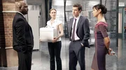 Brennan (Emily Deschanel, 2.v.l.), Sweets (John Francis Daley, 2.v.r.) und Cam (Tamara Taylor) werden von Mr. White (Richard T. Jones) und seiner geheimnisvollen Regierungstruppe im Institut festgehalten und beauftragt, die Todesursache einer streng geheimen, nicht identifizierten Leiche festzustellen. Brennan (Emily Deschanel, 2.v.l.), Sweets (John Francis Daley, 2.v.r.) und Cam (Tamara Taylor) werden von Mr. White (Richard T. Jones) und seiner geheimnisvollen Regierungstruppe im Institut festgehalten und beauftragt, die Todesursache einer streng geheimen, nicht identifizierten Leiche festzustellen.