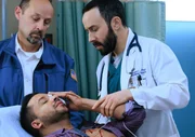 Der Gigolo Channing Brewster (Jai Rodriguez, liegend) wird mit Glassplittern im Auge eingeliefert, doch das scheint nicht alles zu sein. Kann Irving (Tasso Feldman, r.) ihm helfen? Der Gigolo Channing Brewster (Jai Rodriguez, liegend) wird mit Glassplittern im Auge eingeliefert, doch das scheint nicht alles zu sein. Kann Irving (Tasso Feldman, r.) ihm helfen?
