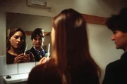 24. Sylvie Sanwaldt (Julia Dahmen, li.) wird aus der Untersuchungshaft entlassen. Der Vollzugsbeamtin (Barbara Winzierl) beichtet sie, wozu die Spritze gedacht war. 24. Sylvie Sanwaldt (Julia Dahmen, li.) wird aus der Untersuchungshaft entlassen. Der Vollzugsbeamtin (Barbara Winzierl) beichtet sie, wozu die Spritze gedacht war.