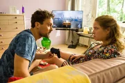 Paul (Bastian von Bömches) gesteht seiner Freundin Micki (Caroline Maria Frier), dass er nicht beim Vorstellungsgespräch war. Paul (Bastian von Bömches) gesteht seiner Freundin Micki (Caroline Maria Frier), dass er nicht beim Vorstellungsgespräch war.