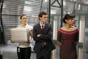 .li.: Brennan (Emily Deschanel), Sweets (John Francis Daley) und Dr. Saroyan (Tamara Taylor). .li.: Brennan (Emily Deschanel), Sweets (John Francis Daley) und Dr. Saroyan (Tamara Taylor).