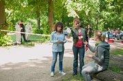 Auf Joggerin Ricarda (Anna Schimrigk, r.) wurde geschossen. Gegen&uuml;ber Nina Sieveking (Wanda Perdelwitz, M.) und Harry M&ouml;ller (Maria Ketikidou, l.) verschweigt Ricarda ihre ehemalige Zugeh&ouml;rigkeit zur Neonazi-Szene.