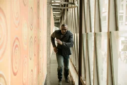 CIA-Agent Sean Briar (Idris Elba) nimmt die Verfolgung eines Terrorverd&auml;chtigen auf.