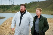 Fortschritt in den Ermittlungen: KTU Weyer (Tristan Seith) und Helen Dorn (Anna Loos) haben den Leichnam Trautwein in dem versunkenen Auto gefunden.