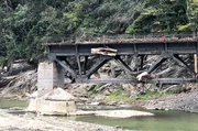 Das Hochwasser an der Ahr war an manchen Stellen bis zu acht Meter hoch. Hier stieg es bis zum Geländer der Eisenbahnbrücke. Das Hochwasser an der Ahr war an manchen Stellen bis zu acht Meter hoch. Hier stieg es bis zum Geländer der Eisenbahnbrücke.