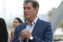 Richard Pace (Pierce Brosnan) interessiert sich eher f&uuml;r die Uhren und Geldb&ouml;rsen reicher Touristen, als f&uuml;r seine Tochter.