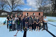 Yared Dibaba und Lisa Knittel mit allen Helfer*innen im Freibad Drelsdorf
