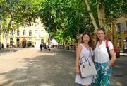 Moderatorin Tamina Kallert (r) und ihr Guide Sonia Gonzini auf der Flaniermeile in Aix en Provence. Moderatorin Tamina Kallert (r) und ihr Guide Sonia Gonzini auf der Flaniermeile in Aix en Provence.