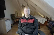 Vincent sitzt in seinem Kinderzimmer. Eine plötzliche Krebserkrankung hat den 24-Jährigen wachgerüttelt. Er will mit dem Mobbing aufhören. Vincent sitzt in seinem Kinderzimmer. Eine plötzliche Krebserkrankung hat den 24-Jährigen wachgerüttelt. Er will mit dem Mobbing aufhören.
