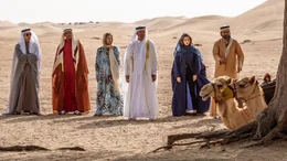 Die Misfits Wick (Mike Angelo, l.), Ringo (Nick Cannon, 2.v.l.), Hope (Hermione Corfield, 3.v.l.), Richard (Pierce Brosnan, 3.v.r.), Violet (Jamie Chung, 2.v.r.) und The Prince (Rami Jaber, r.) bereiten sich auf ihren W&uuml;stentrip vor.