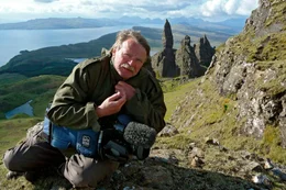 ARD/NDR SCHOTTLAND, "Herbe Sch&ouml;nheit am Atlantik", am Donnerstag (29.05.14) um 19:15 Uhr im ERSTEN. Tierfilmer Dr. Ernst Sasse auf der Insel Skye. Im Hintergrund die Felsformation "Old Man of Storr".