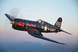 Eric Goujon fliegt am 9. Juli 2019 mit der Corsair &uuml;ber die Alpen bei Salzburg.