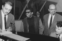 Ahmet Ertegun (2.v.r.), Mitgr&uuml;nder von Atlantic Records, nahm die Bee Gees dort 1975 unter Vertrag und leitete damit ihr gro&szlig;es Comeback ein.