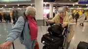 Elke und Dagmar werden Opfer eines Bahnstreiks und müssen für ein Taxi von Düsseldorf nach Gelsenkirchen tief in die Tasche greifen. Elke und Dagmar werden Opfer eines Bahnstreiks und müssen für ein Taxi von Düsseldorf nach Gelsenkirchen tief in die Tasche greifen.
