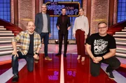 Moderator Kai Pflaume (M.) und seine Rateteam-Kapit&auml;ne Bernhard Ho&euml;cker (l.) und Elton (r.) begr&uuml;&szlig;en in dieser Sendung den "Tagesschau"-Sprecher Thorsten Schr&ouml;der (2.v.l.) und die "Tagesschau"-Sprecherin Judith Rakers (2.v.r.).
