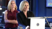 Julie Finlay (Elisabeth Shue, l.) verfolgt interessiert den Ausf&uuml;hrungen der FBI-Agentin Avery Ryan (Patricia Arquette), einer Spezialistin im Bereich Cyber-Kriminalit&auml;t.
