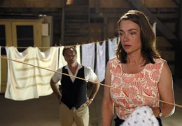 Anton (Klaus J. Behrendt) will, dass Johanna (Aglaia Szyszkowitz) mit ihm kommt.