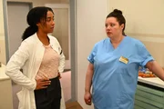 Imani (F&eacute;r&eacute;ba Kon&eacute;, l.) weist Vanessa (Julia Augustin) freundschaftlich wie bestimmt in die Schranken.
