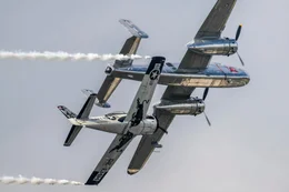 Frederic Handelmann und Ludwig Reiter von den Flying Bulls in einer North American B-25J 'Mitchell' sowie Miguel Hochleitner und Nicolas Rossier von den Flying Bulls in einer North American T-28B wurden w&auml;hrend der AIRPOWER24 in Zeltweg, &Ouml;sterreich, am 6. September 2024 gesehen.