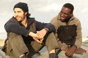 Samba (Omar Sy) aus dem Senegal und der &bdquo;Brasilianer&ldquo; Wilson (Tahar Rahim, li.) werden Freunde.