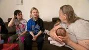 Freud und Leid liegen oft dicht beisammen. Lisa ist happy, dass sie mit ihrem Baby in eine eigene Wohnung ziehen wird, aber auch etwas traurig, die Dreier-WG zu verlassen. Freud und Leid liegen oft dicht beisammen. Lisa ist happy, dass sie mit ihrem Baby in eine eigene Wohnung ziehen wird, aber auch etwas traurig, die Dreier-WG zu verlassen.