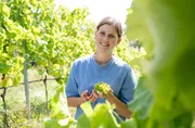 Gastgeberin Lisa Sch&auml;fer vom Rittergut Vlatten in Heimbach.; WDR Fernsehen LAND UND LECKER, "Folge 5 Finale in der Eifel: Junger Wein vom Rittergut", am Montag (30.09.24) um 20:15 Uhr. Gastgeberin Lisa Sch&auml;fer vom Rittergut Vlatten in Heimbach. &copy; WDR/Melanie Grande, honorarfrei - Verwendung gem&auml;&szlig; der AGB im engen inhaltlichen, redaktionellen Zusammenhang mit genannter WDR-Sendung bei Nennung "Bild: WDR/Melanie Grande" (S1+). WDR Kommunikation/Redaktion Bild, K&ouml;ln, Tel: 0221/220 -7132 oder -7133, Fax: -777132, bildkommunikation@wdr.de