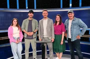 Moderator Alexander Bommes (M.) mit Kandidat:innen Angela Schulmeister, Sebastian M&uuml;ller (swr3), Anna-Lena Wienand, Olli Briesch (WDR 2) in Spezialausgaben von 'Gefragt &ndash; Gejagt'.