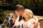 Bea (Caroline Maria Frier) ist klar geworden, dass Ingo (André Dietz) der Mann ist, mit dem sie alt werden will und hat seinen Antrag angenommen. Bea (Caroline Maria Frier) ist klar geworden, dass Ingo (André Dietz) der Mann ist, mit dem sie alt werden will und hat seinen Antrag angenommen.